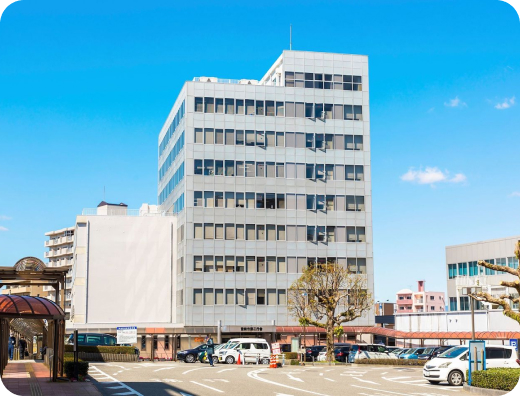 1階に郵便局のある庁舎です。目の前、裏手、河川敷に駐車場がございます。
